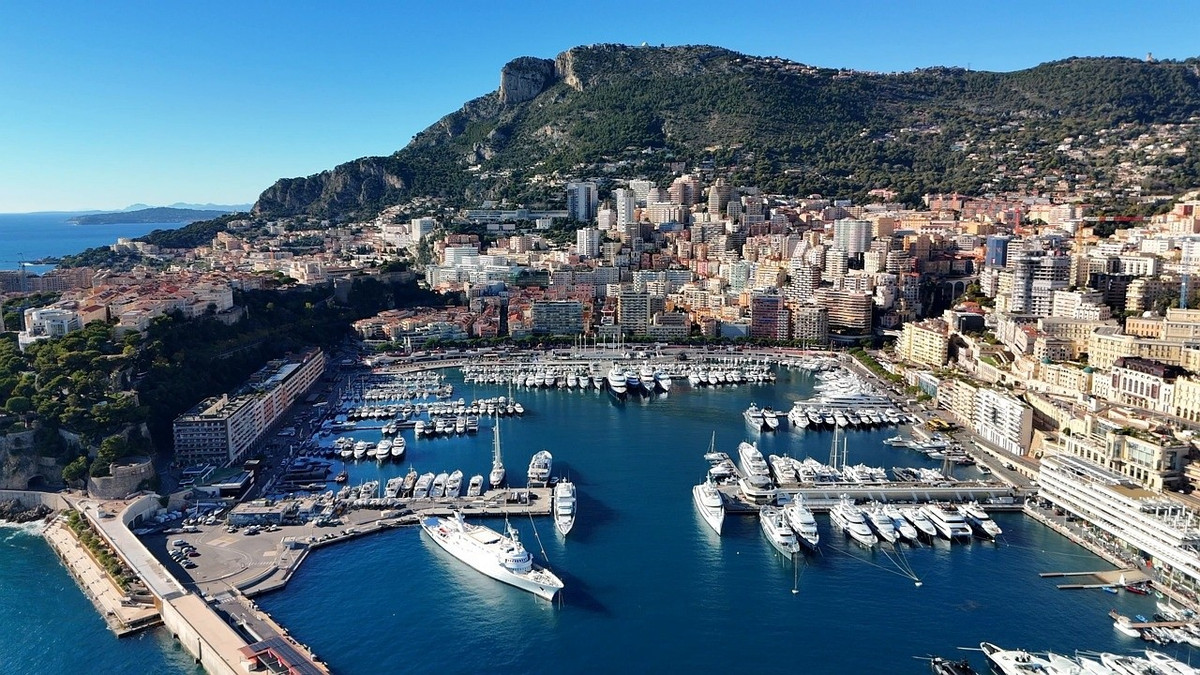 Công quốc Monaco là nước nhỏ thứ hai trên thế giới. Quốc gia này có diện tích chỉ khoảng 2 km2, tương đương với 2/3 công viên trung tâm New York (Mỹ). Ba mặt Monaco giáp nước Pháp, mặt còn lại giáp biển Địa Trung Hải. Chủ quyền của Monaco được quốc tế công nhận từ năm 1861 và chính thức trở thành thành viên Liên Hợp Quốc vào năm 1993. Đất nước này được coi là dành riêng cho giới nhà giàu với những nhà hàng sang trọng, cửa hàng thời trang cao cấp và các câu lạc bộ du thuyền. Ảnh: Pixabay.