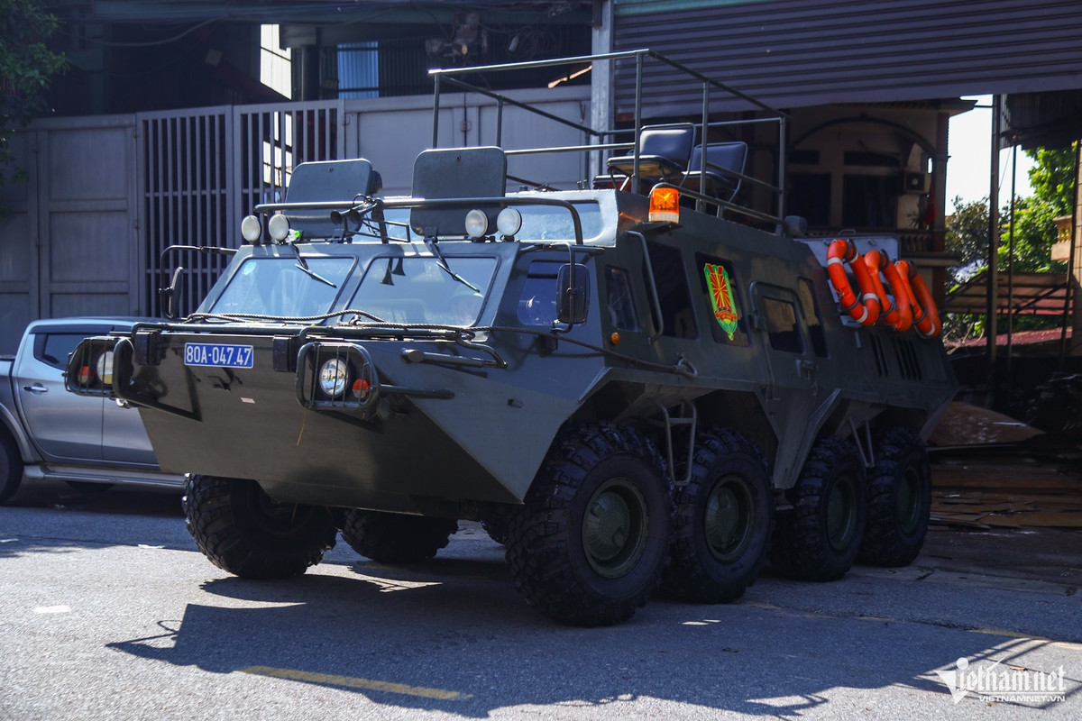 Đây là xe bọc thép BTR-60 chở quân cấu hình bánh lốp 8 bánh, cho khả năng cơ động cao trên nhiều loại địa hình, bao gồm đường đất, cát, và bùn lầy.