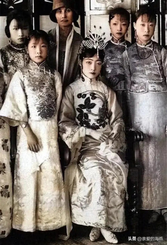 Hoàng hậu cuối cùng, Uyển Dung, toát lên vẻ đoan trang, quý phái, ngay cả khi đặt trong bối cảnh hiện đại cũng rất xinh đẹp. Dung mạo của bà thậm chí còn vượt trội hơn so với nhiều minh tinh hiện đại khiến người ta vừa ngưỡng mộ vừa ghen tị.