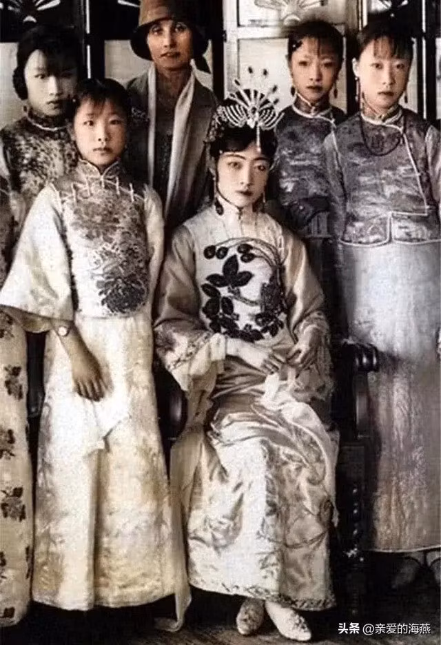 Hoàng hậu cuối cùng, Uyển Dung, toát lên vẻ đoan trang, quý phái, ngay cả khi đặt trong bối cảnh hiện đại cũng rất xinh đẹp. Dung mạo của bà thậm chí còn vượt trội hơn so với nhiều minh tinh hiện đại khiến người ta vừa ngưỡng mộ vừa ghen tị.