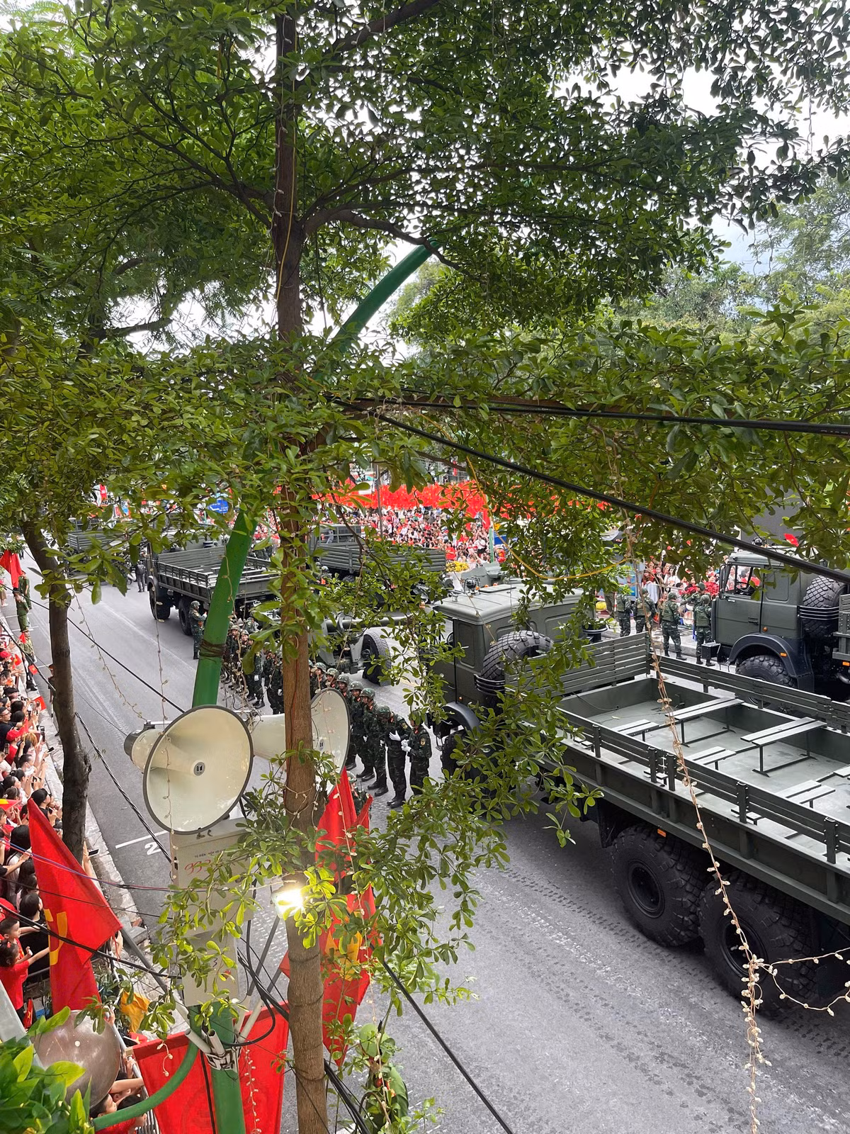 Chiếc loa bật các bản nhạc cách mạng càng làm không khí thêm rộn ràng.