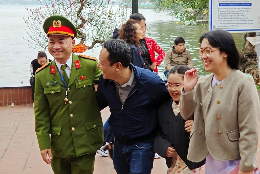 Công an phường Tây Hồ làm nhiệm vụ đảm bảo ANTT tại Phủ Tây Hồ dịp Tết Bính Ngọ 2026