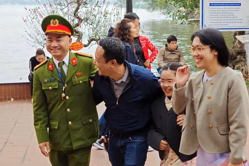 Công an phường Tây Hồ làm nhiệm vụ đảm bảo ANTT tại Phủ Tây Hồ dịp Tết Bính Ngọ 2026