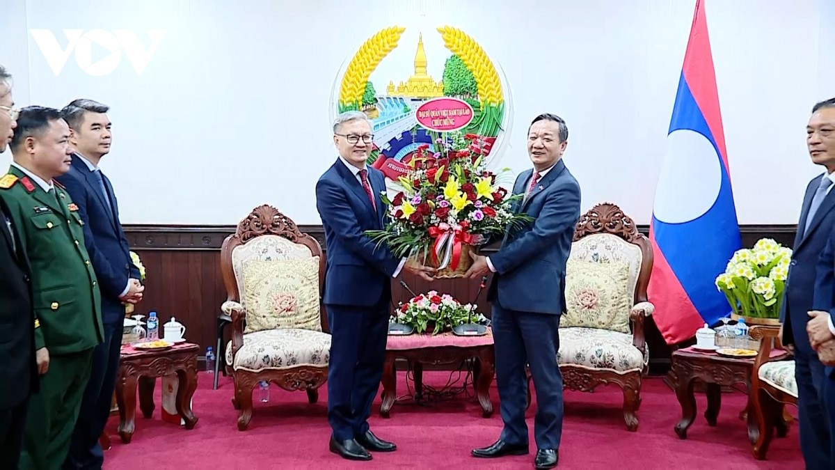 Đại sứ Việt Nam tại Lào Nguyễn Minh Tâm chúc mừng Bộ trưởng Bộ Ngoại giao Lào Thongsavan Phomvihane được Quốc hội Lào khóa X phê chuẩn giữ chức Phó Thủ tướng Chính phủ.