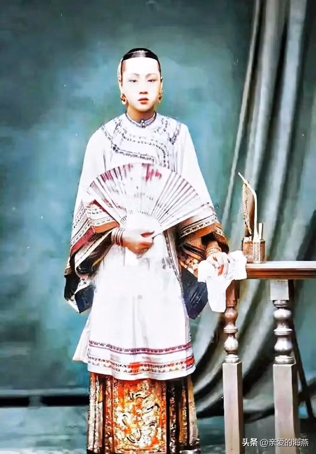 Đông Mai, tiểu thiếp của Lý Hồng Chương, một trọng thần cuối thời nhà Thanh, được ca tụng là một trong những người phụ nữ đẹp nhất thời đại đó. Với chiều cao 1m68, vóc dáng cao ráo, bà hoàn toàn không thua kém bất kỳ minh tinh hiện đại nào. Bức ảnh của bà gây ấn tượng mạnh khiến nhiều cư dân mạng ngỡ ngàng thốt lên: "Nếu thiếp của Lý Hồng Chương đã xinh đẹp như vậy thì những các phi tần chắc chắn còn xuất sắc hơn nữa."