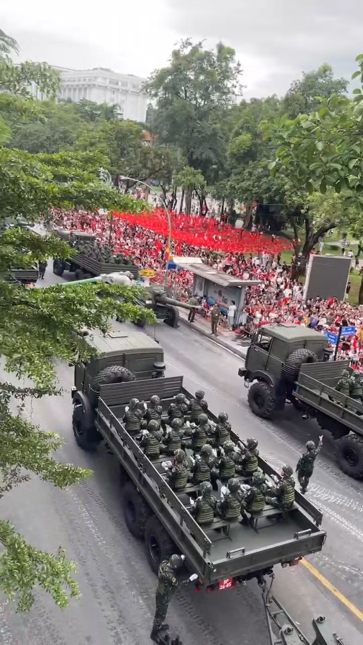 Người dân giơ điện thoại ghi lại khoảnh khắc hiếm có, ánh mắt rạng ngời tự hào khi chứng kiến sức mạnh quân đội.