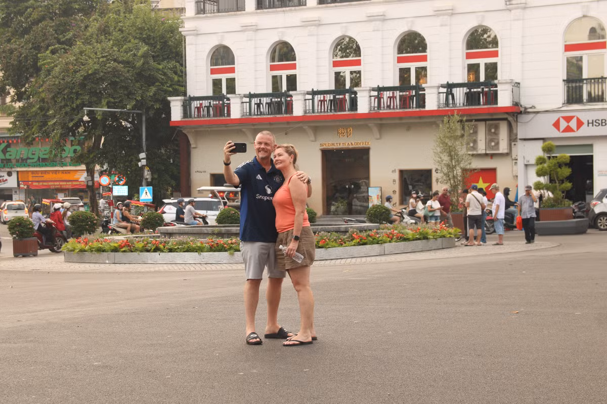 Cặp đôi trông rất hạnh phúc.