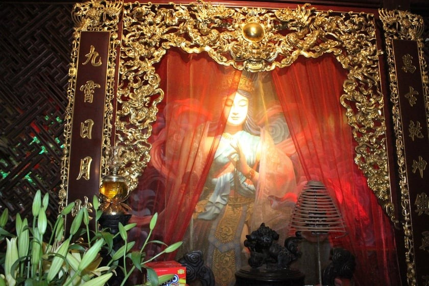 Bà Ngọc Tiêu ở đền thờ Thanh Sơn Đại vương trên núi Tây Thiên.