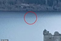 Quái vật hồ Loch Ness 'tái xuất', bơi rất nhanh?