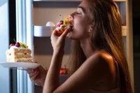 Làm sao để thoát khỏi thói quen ăn vì buồn?