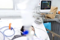 Hành động giúp cô gái thoát chấn thương đầu khi nhảy khỏi tòa nhà bốc cháy 