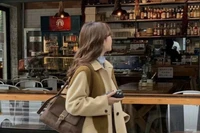 Gam màu ấm lên ngôi trong thời trang mùa đông 2025