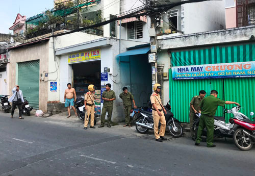 Công an phong tỏa hiện trường trên đường Chương Dương để điều tra, khám nghiệm vụ việc.