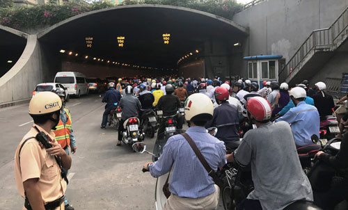 Nhiều lực lượng gồm CSGT, nhân viên Trung tâm hầm Thủ Thiêm được tăng cường để điều tiết, xử lý các sự cố nếu xảy ra ở hầm để hạn chế ùn tắc.