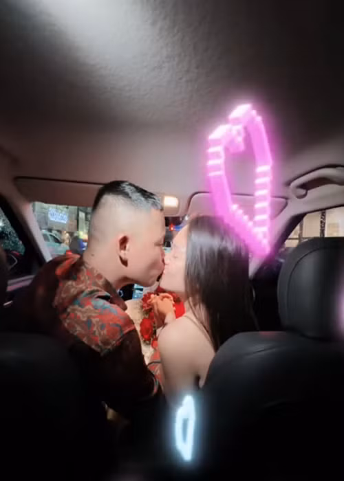 Hiệp Gà dành lời có cánh cho bạn gái. "Chúc mừng sinh nhật em yêu. Mong mọi điều tuyệt vời nhất trong tuổi mới. Chúc em luôn vui vẻ và hạnh phúc!", anh viết.