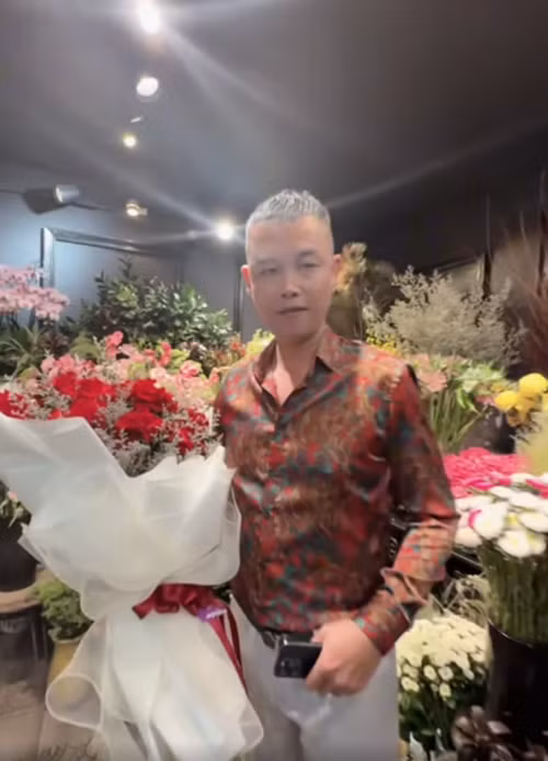 Hiep Ga mua qua, khoa moi ban gai moi dip sinh nhat