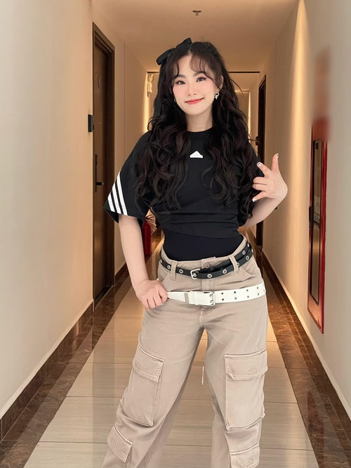 Nữ ca sĩ chia sẻ trên Vietnamnet, ở độ tuổi hiện tại cân nặng là vấn đề lớn, rất khó giảm. Lương Bích Hữu đọc những bình luận miệt thị ngoại hình của người dùng mạng nhưng không quá buồn mà lấy đó làm động lực cải thiện vóc dáng.