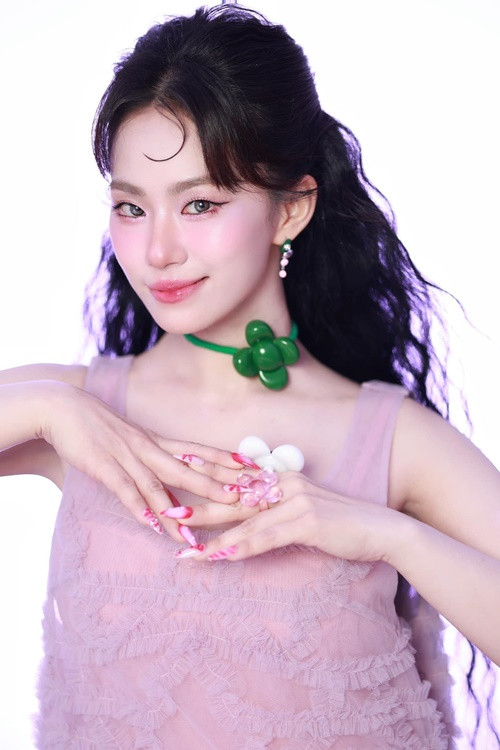 Giọng ca 40 tuổi khoe vóc dáng thon thả sau khi giảm 14 kg.