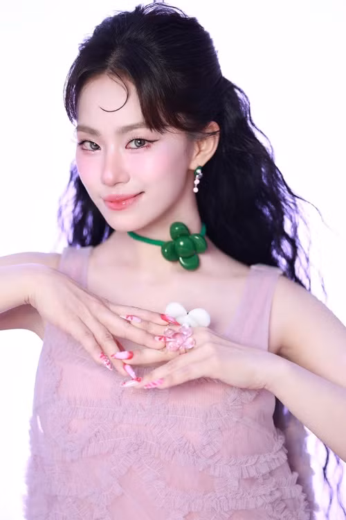 Giọng ca 40 tuổi khoe vóc dáng thon thả sau khi giảm 14 kg.