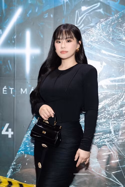 Bác sĩ chẩn đoán khối u của Lương Bích Hữu là u lành, có từ lâu trong cơ thể. Nữ ca sĩ không cần sử dụng thuốc. Cô sẽ đến bệnh viện kiểm tra nếu có triệu chứng đau đầu, chóng mặt.