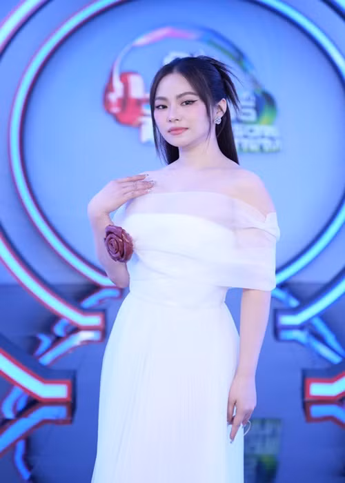 Hoàn thành vai diễn, nữ ca sĩ quyết tâm tập luyện, ăn uống để giảm cân.