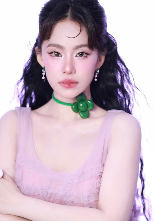 Lương Bích Hữu được người hâm mộ khen ngợi ngày càng trẻ trung.