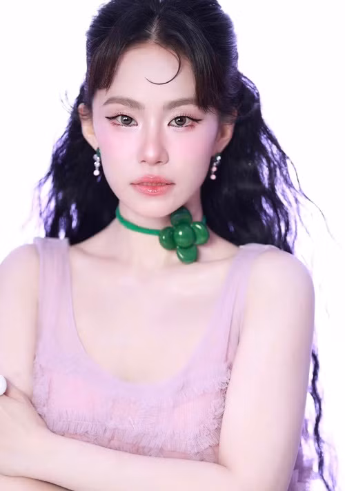 Lương Bích Hữu được người hâm mộ khen ngợi ngày càng trẻ trung.