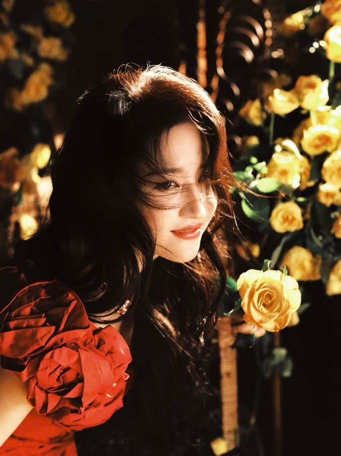 Bộ ảnh hiện gây sốt trên mạng xã hội với lượt tương tác lớn từ người hâm mộ. Thần thái, khí chất của Lưu Diệc Phi ở tuổi 37 được khán giả khen ngợi. "Cách cô đứng giữa không gian ngập tràn hoa hồng vàng hay tô son trước gương đều toát lên sự nữ tính, khí chất khác biệt", theo China Times News.