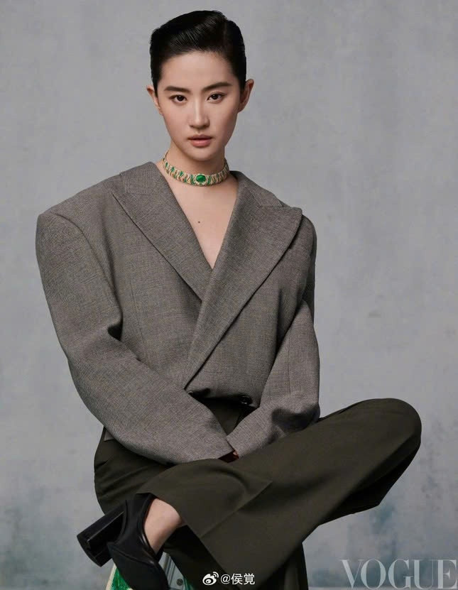 Mới đây, diễn viên là gương mặt trang bìa tạp chí Vogue ấn bản Trung Quốc số tháng 9. Bộ ảnh được thực hiện theo phong cách tối giản với hai màu trắng, đen. Theo ê-kíp thực hiện, Lưu Diệc Phi không can thiệp vào quá trình chỉnh sửa ảnh.