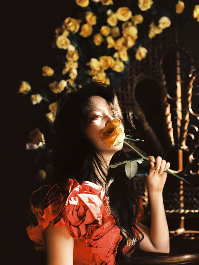 Hơn hai thập kỷ hoạt động nghệ thuật, Lưu Diệc Phi vẫn là mỹ nhân hàng đầu của showbiz Hoa ngữ. Theo Sohu, những năm gần đây, phong cách thời trang của minh tinh được đánh giá cao. Không còn bó mình với phong thái "thần tiên" như trước, nữ diễn viên thử sức với phong cách hiện đại, trẻ trung. Bên cạnh đó, cách nữ diễn viên phối đồ được cho là sành điệu và hợp mốt.