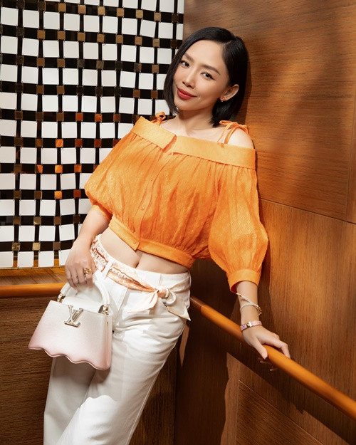 Nữ ca sĩ chia sẻ trên Người Lao Động, khi chồng bắt đầu thực hiện giấc mơ hội họa, nữ ca sĩ là người chạy khắp nơi tìm màu vẽ, vải toan,… cho chồng.