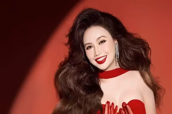 Hoàng Yến có thói quen không ăn no, ăn chậm và nhai kỹ giúp cơ thể hấp thu thức ăn tốt, duy trì vóc dáng thọn gọn.