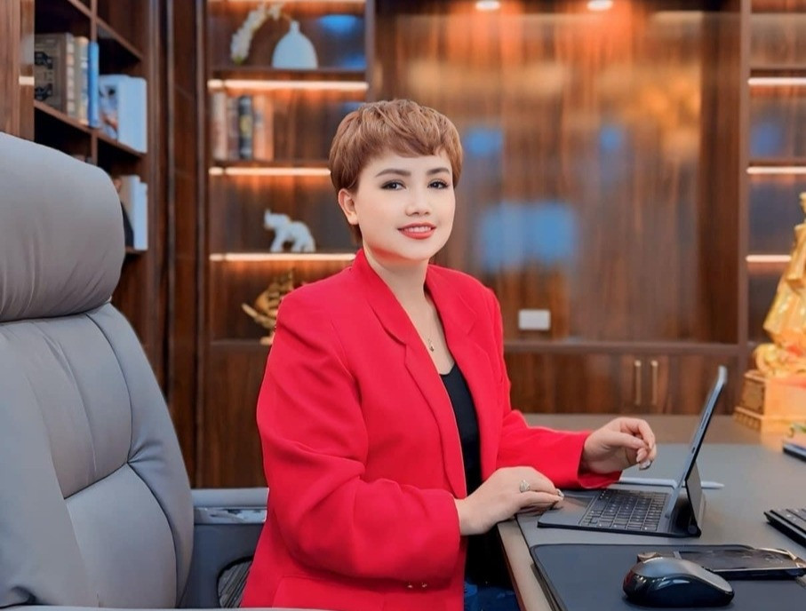 Ngoài đóng phim, cô kinh doanh mỹ phẩm, làm việc đến quên ăn, quên ngủ. Nữ diễn viên khẳng định giá trị bản thân, tự chủ và tự tin trong cuộc sống.