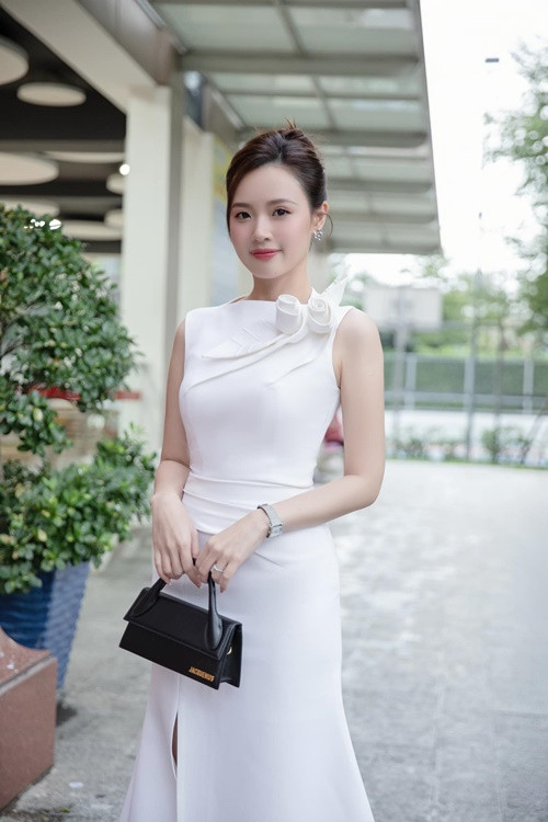 "Hôm nay mình có nhớ đeo nhẫn cưới. Vì nhẫn cưới của mình có mắt khứa nên khi rửa mặt, tắm hay làm việc nhà mình thường tháo nó ra", nữ diễn viên chia sẻ về lý do quên đeo nhẫn cưới. Ảnh: FB Midu.