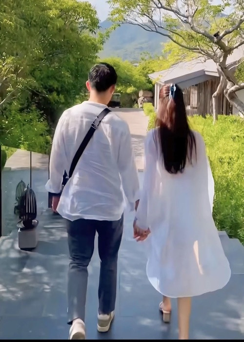 Đôi vợ chồng son nắm tay không rời trong chuyến trăng mật. Ảnh: Znews.