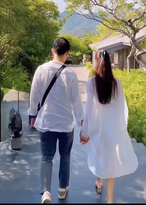 Đôi vợ chồng son nắm tay không rời trong chuyến trăng mật. Ảnh: Znews.