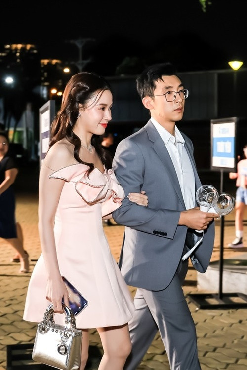 Theo Hoa Học Trò, trong concert, Midu được bắt gặp nhẹ nhàng kéo Minh Đạt ngồi xuống ghế. Ảnh: Hoa Học Trò.