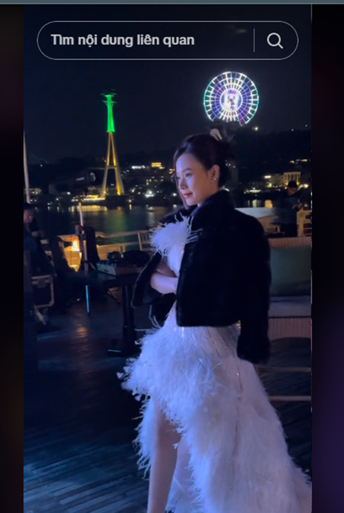 Midu chia sẻ clip lần đầu gặp Minh Đạt. Lúc đó, vào tháng 12/2021, nữ diễn viên tham gia một bữa tiệc trên du thuyền. Minh Đạt cũng là khách mời của bữa tiệc. Ảnh: TikTok Midu.