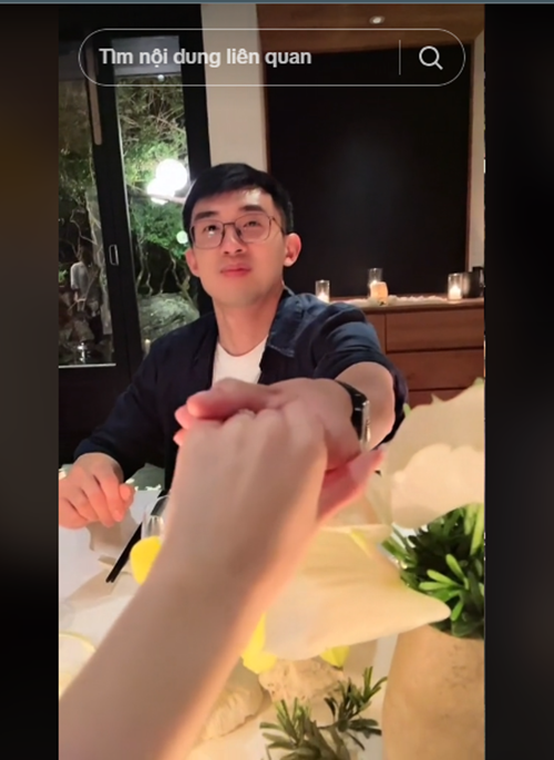 Midu và chồng doanh nhân ăn tối lãng mạn dưới ánh nến. Ảnh: TikTok Midu.