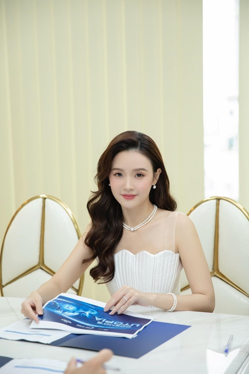 Midu chăm đeo nhẫn cưới sau khi được khán giả nhắc nhở. Ảnh: FB Midu.