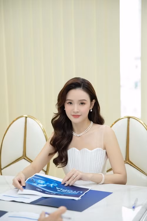 Midu chăm đeo nhẫn cưới sau khi được khán giả nhắc nhở. Ảnh: FB Midu.