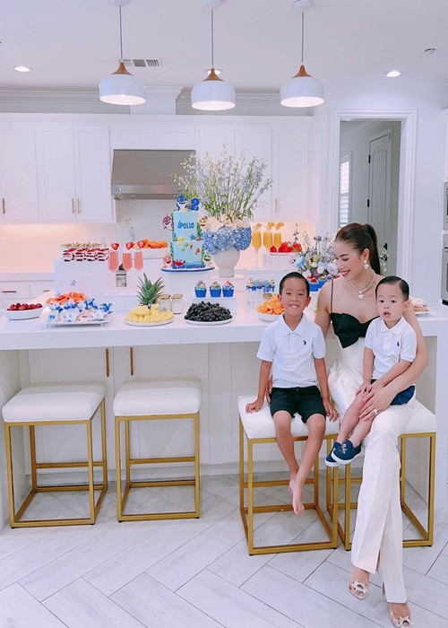 Trong căn biệt thự ở Mỹ, Phạm Hương thường xuyên vào bếp nấu ăn cho chồng con.