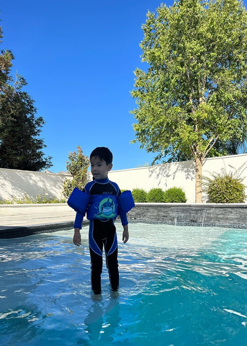 Biệt thự của Phạm Hương có bể bơi ngoài trời rất lớn để người đẹp cùng chồng con thoải mái bơi lội.