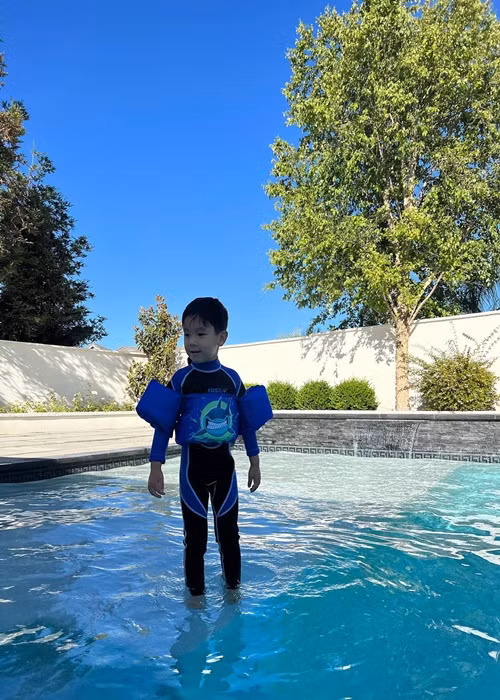 Biệt thự của Phạm Hương có bể bơi ngoài trời rất lớn để người đẹp cùng chồng con thoải mái bơi lội.