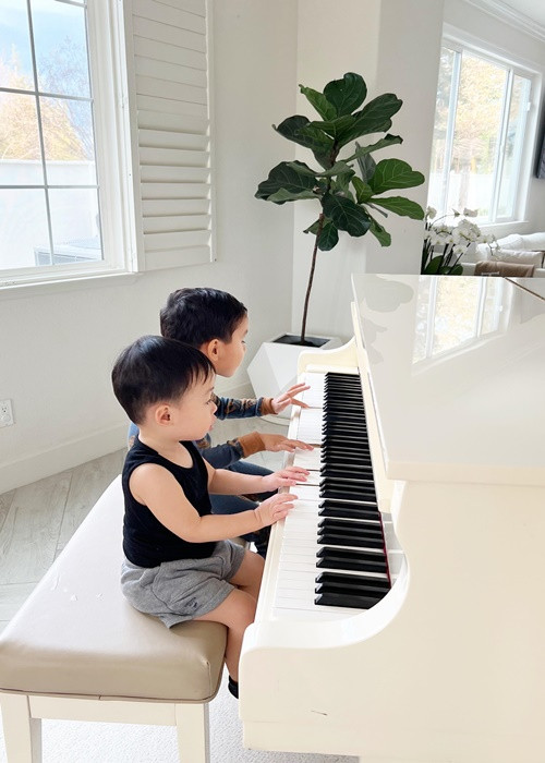 Hai con trai của Phạm Hương rất thích đánh đàn piano.