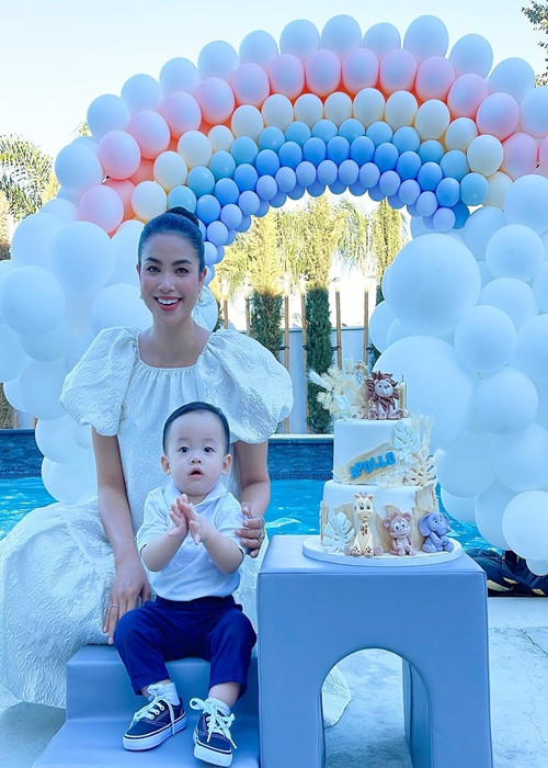 Nàng hậu tổ chức một số bữa tiệc bên bể bơi ngoài trời.