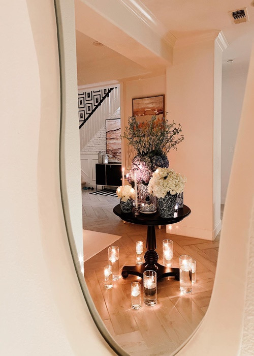 Phạm Hương chia sẻ một góc nhỏ đầy bình yên trong căn nhà. "Một chút nến thơm và hoa đẹp với 1 bản nhạc thiền. Niềm vui tuổi 30 đơn giản chỉ như vậy thôi", nàng hậu viết.