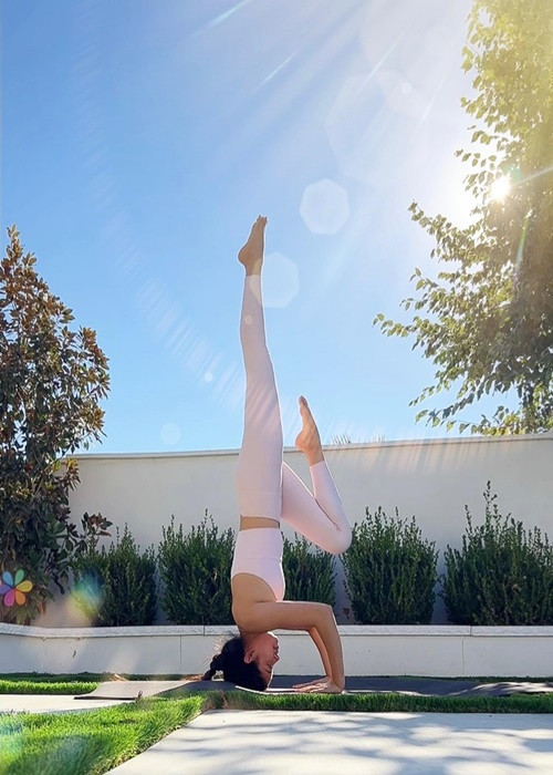 Bên bể bơi, Phạm Hương thi thoảng tập yoga.