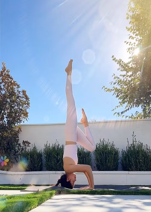 Bên bể bơi, Phạm Hương thi thoảng tập yoga.