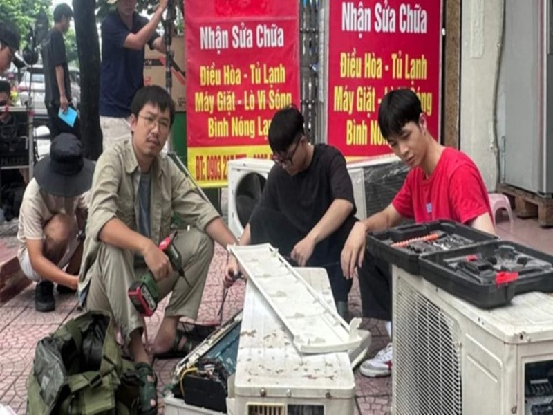 Trước đó, trên trang cá nhân, Minh Tít chia sẻ loạt ảnh trên phim trường cùng con trai Công Lý. Ảnh: FB Minh Tít.